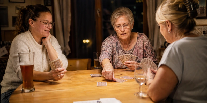 Spielerinnen beim Kartengeben an einem Vereinsabend, konzentrierte und entspannte Stimmung